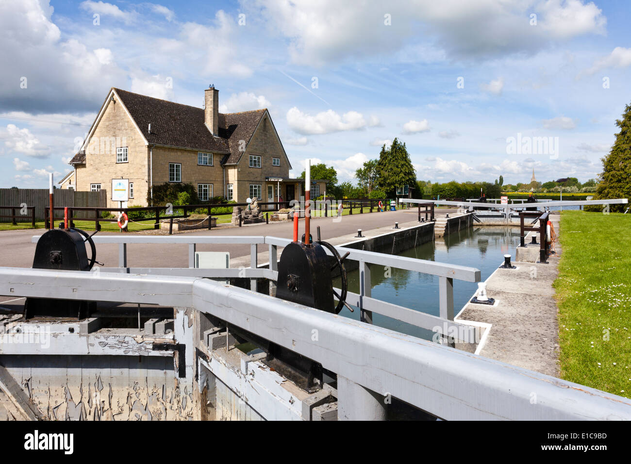 St Johns Sperre auf der Themse bei Lechlade, Gloucestershire UK Stockfoto