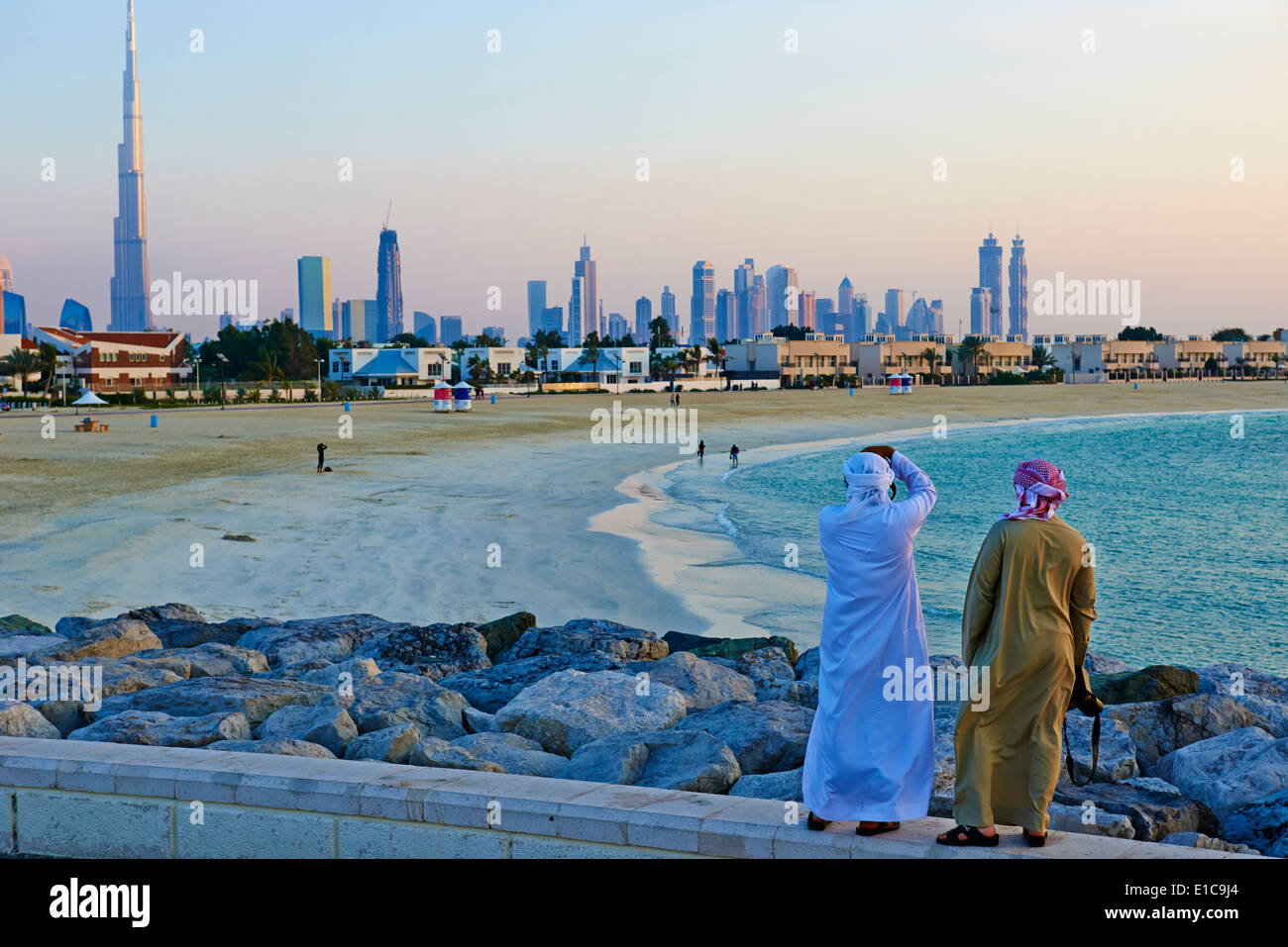 Vereinigte Arabische Emirate, Dubai, Jumeirah Nachbarschaft, Jumeirah Beach und Stadtbild Stockfoto