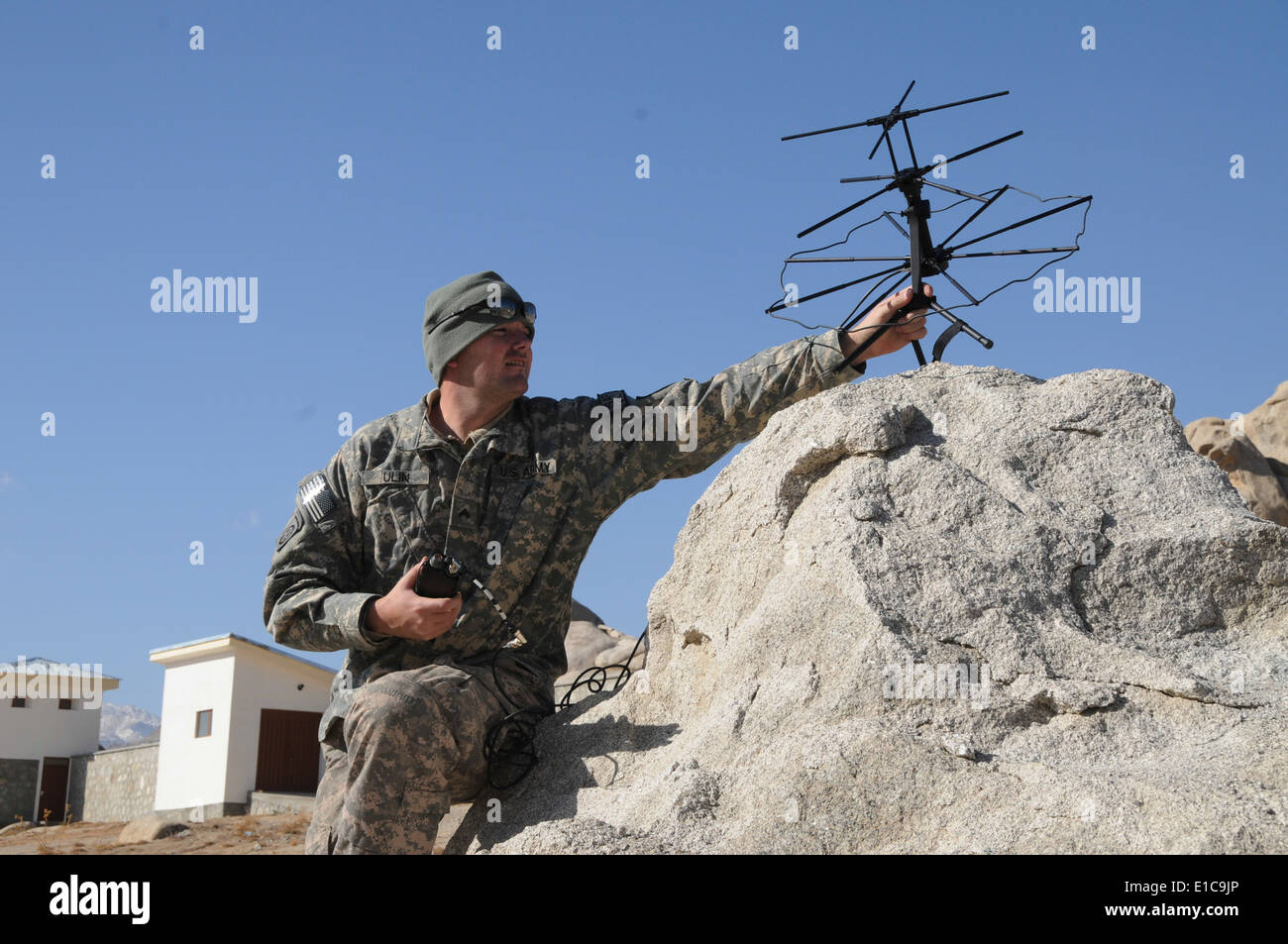 U.S. Army CPL. Jason Ulin, mit Provincial Reconstruction Team (PRT) Ghazni, richtet einen taktischen Satelliten zurück t kommunizieren Stockfoto