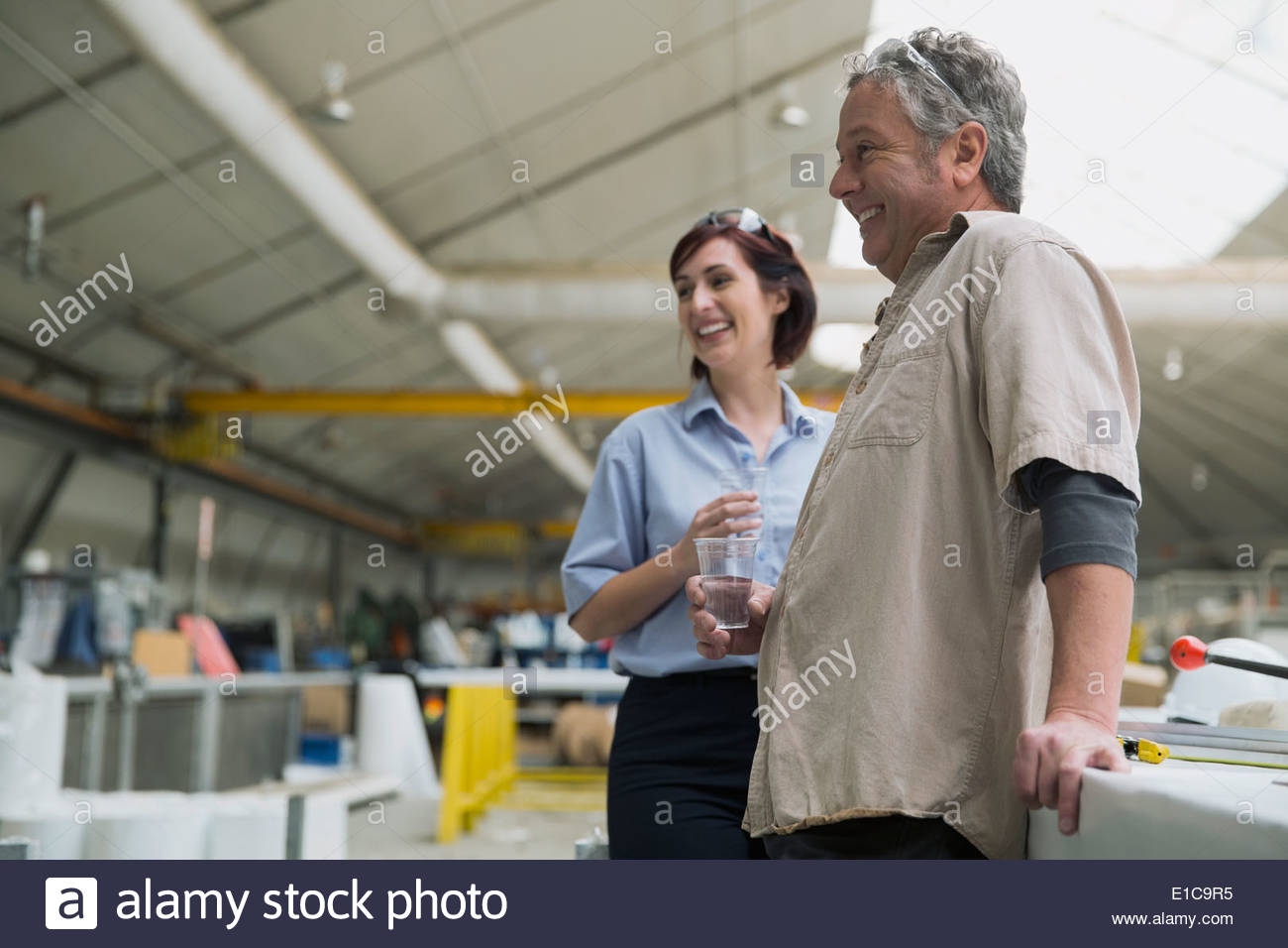 Arbeiter im Werk im Gespräch Stockfoto