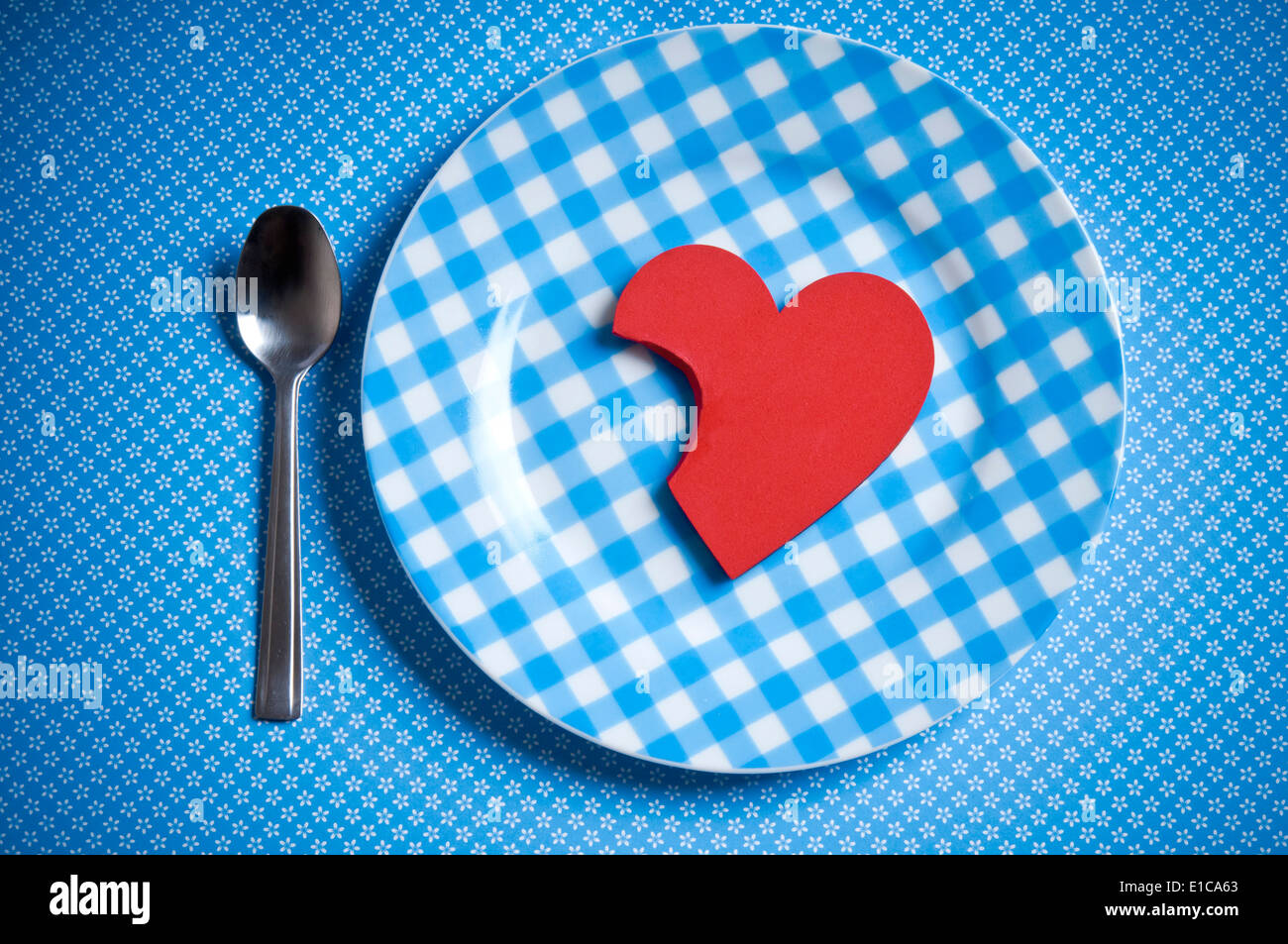 Valentine Herz Form teilweise auf einem Teller gegessen, hungrig nach Liebe Konzept Stockfoto