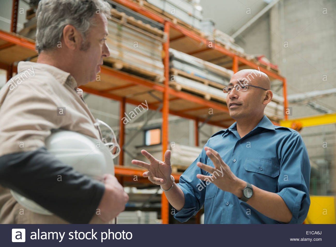Arbeiter in der Fabrik sprechen Stockfoto