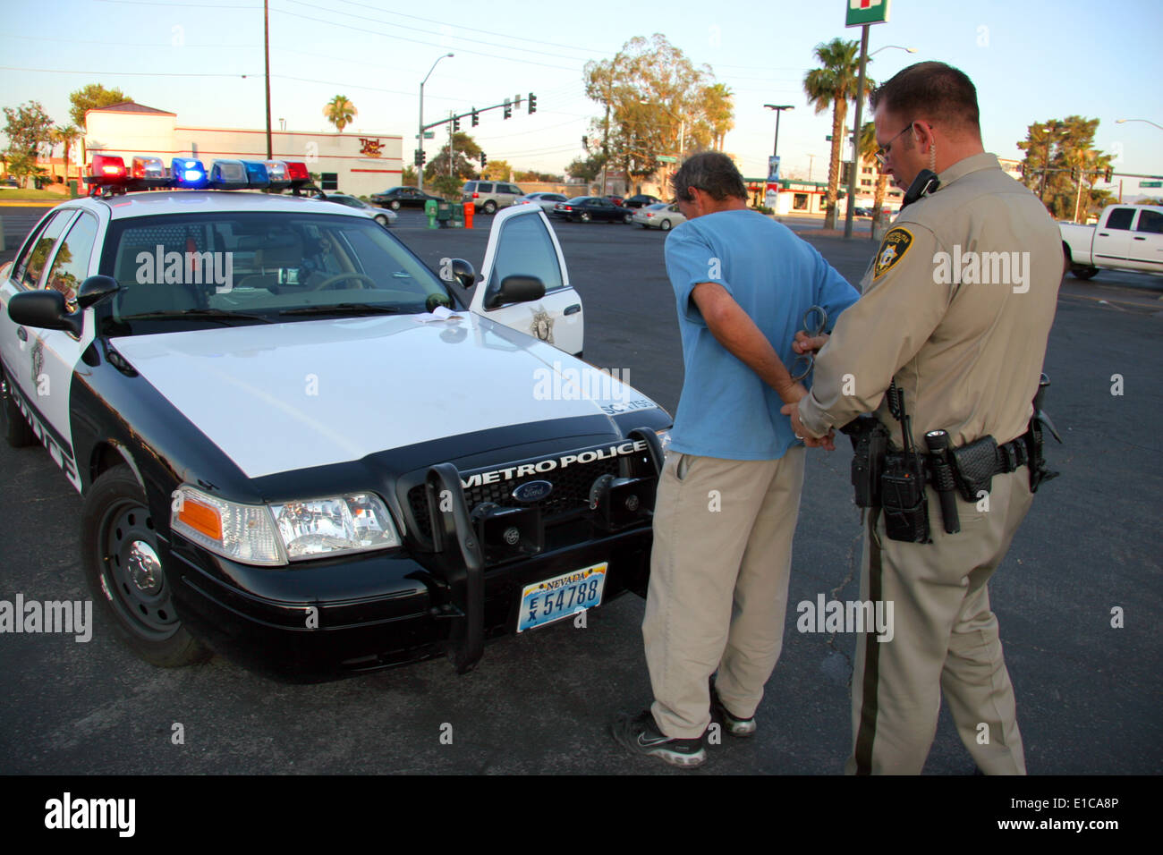 Ein Polizist Handschellen einen Mann in Las Vegas, Nevada, USA Stockfoto