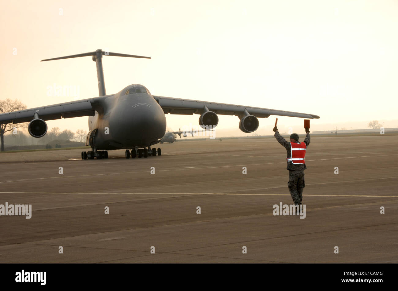 Ein US-Flieger rollt ein Flugzeug C-5A Galaxy bei der 133. Airlift Wing in St. Paul, Minnesota, 22. November 2009. Das Flugzeug ist aus t Stockfoto