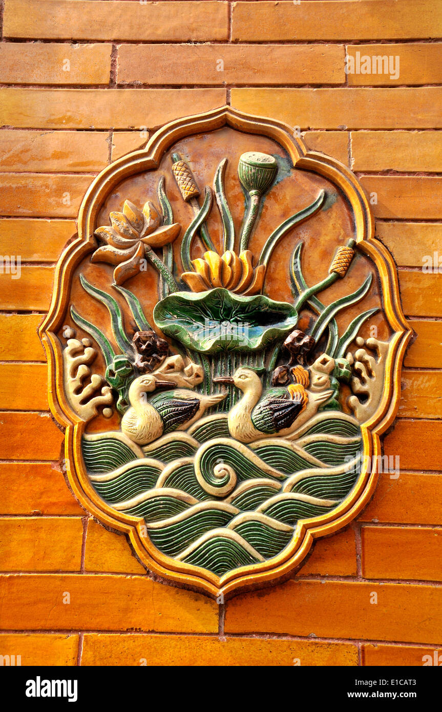 Flachrelief auf Wand eines Pavillons im Yuhua Yuan von der verbotenen Stadt Peking China Stockfoto