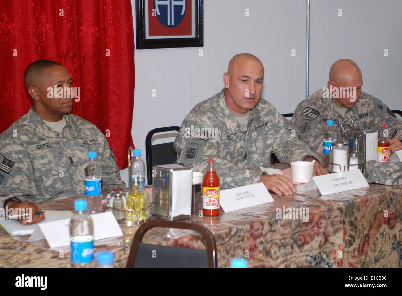 Von links: US Armee Command Sergeant Major Thomas R. Capel, der Combined Joint Task Force - 82 und 82nd Airborne Division, besucht eine Stockfoto