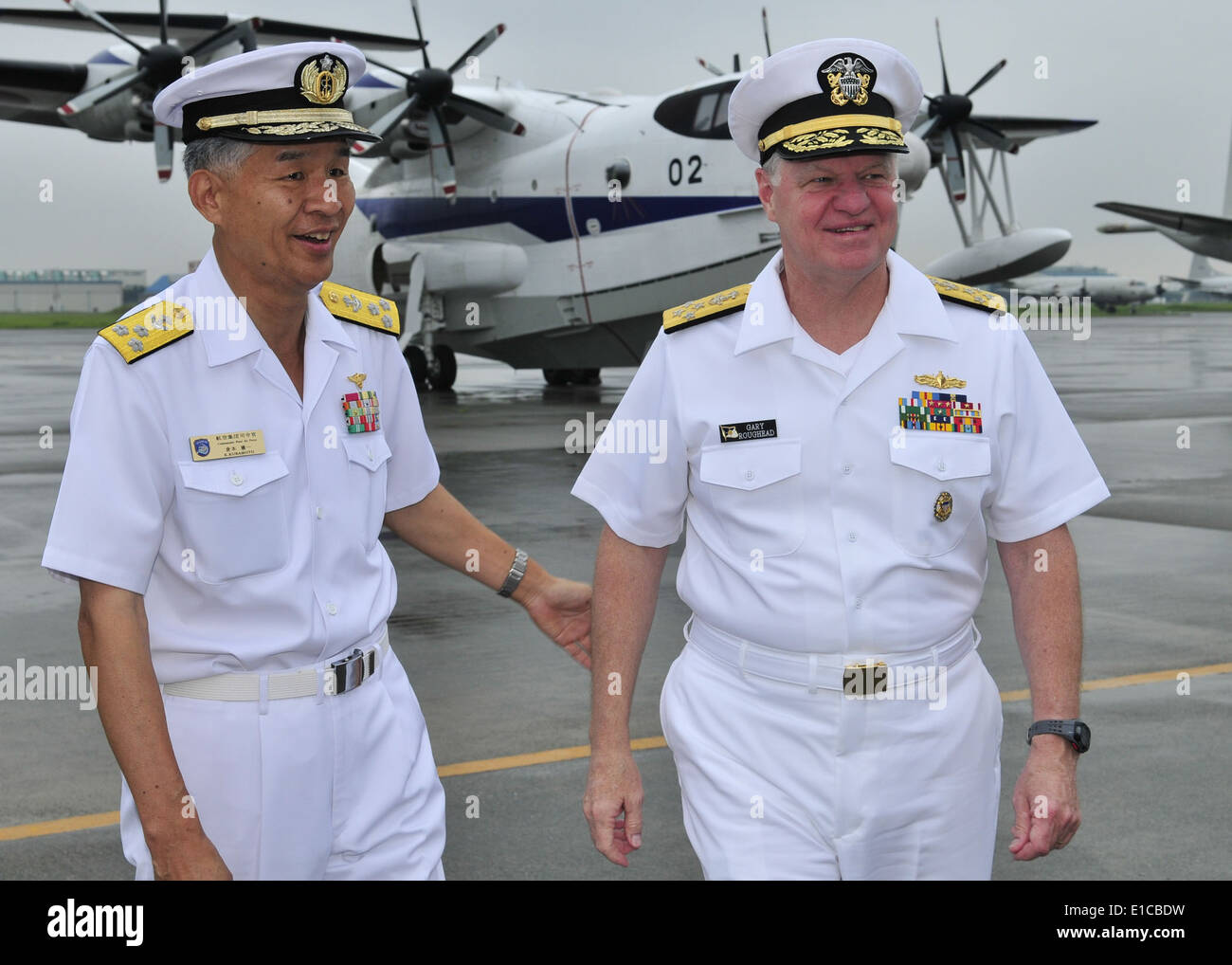 Kommandant Japan Maritime Self Defense Force Flotte Air Force Vice ADM. Kenichi Kuramoto begrüßt Chief of Naval Operationen ADM. Stockfoto