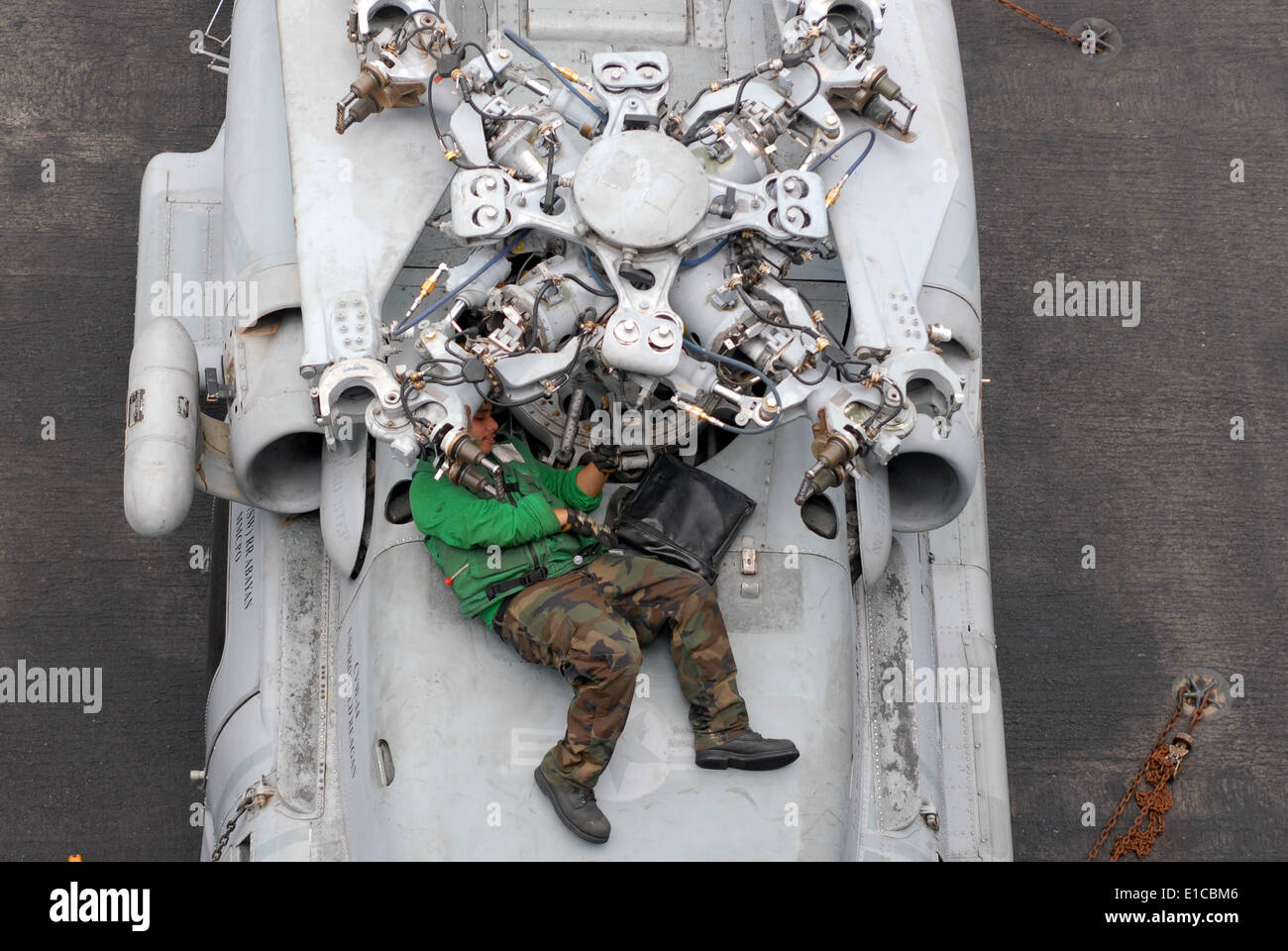 US Marine Aviation Maschinist Mate Airman Felix Carcamo ersetzt die Droop Stop Heizelement auf eine SH-60F Seahawk helicopte Stockfoto