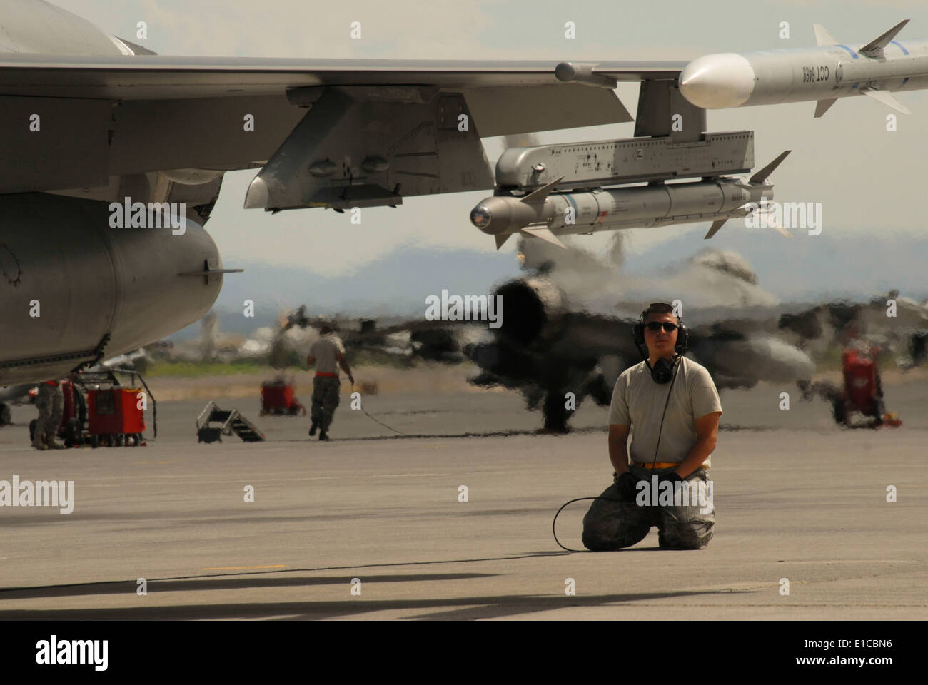 US Air Force Senior Airman Maxx Parker bereitet sich auf eine F - 16 CM Fighting Falcon Flugzeuge für eine Kampftraining Mission Ju starten Stockfoto