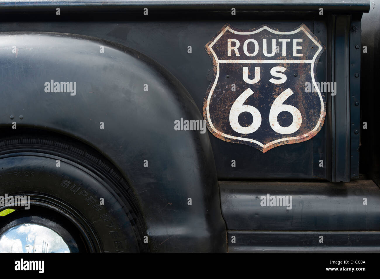Route 66 Schild an der Seite eines Chevrolet Pick up truck Stockfoto