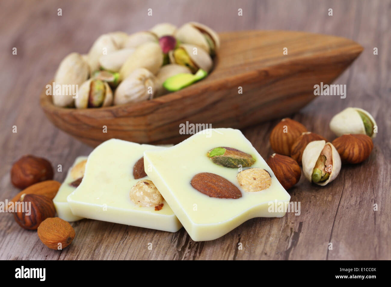 Weiße Schokolade Stücke mit Mandeln, Pistazien und Haselnüssen Stockfoto