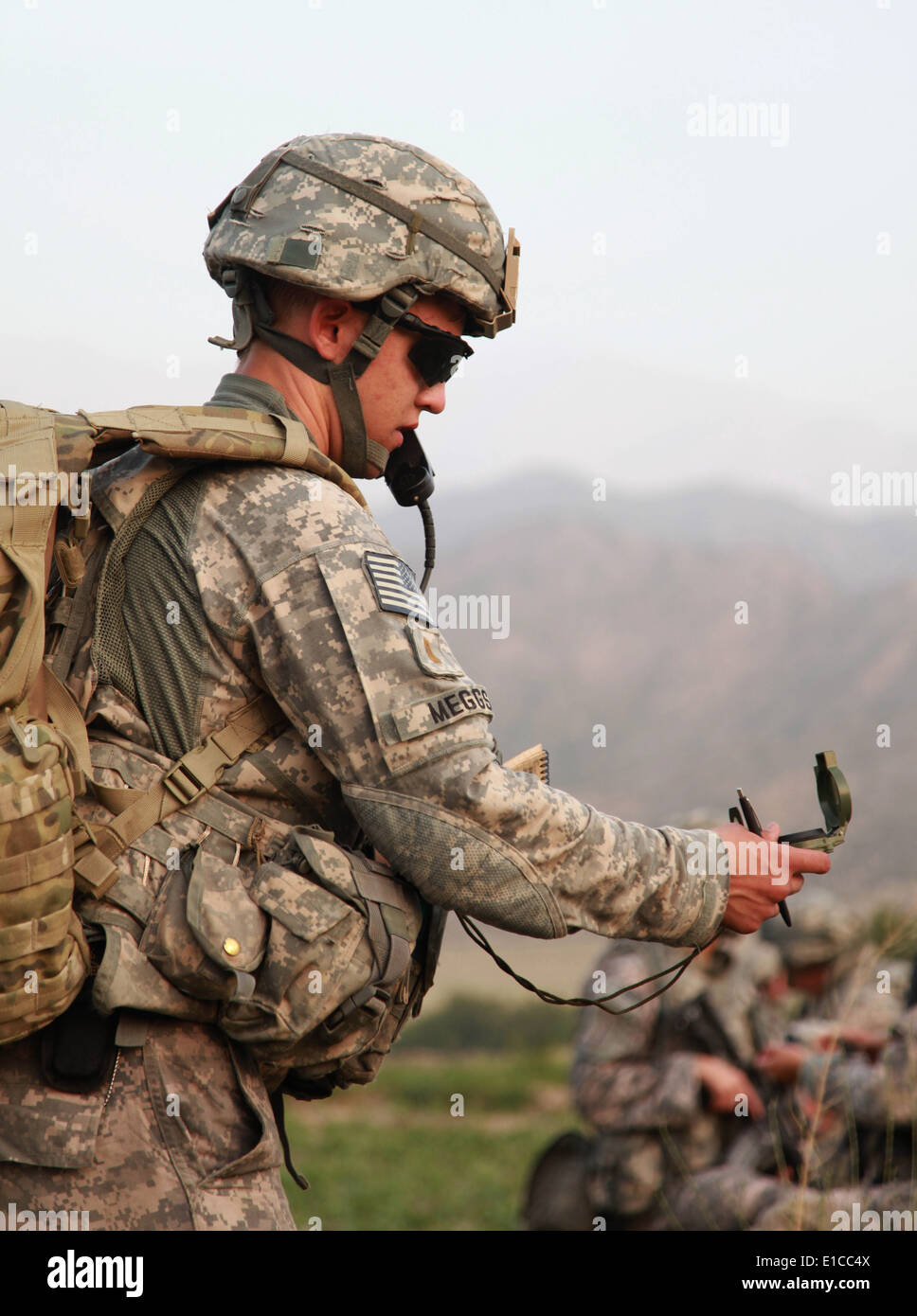 US Army 2nd Lt. Matthew Meggs prüft seinen Kompass um seine Einheit sicherzustellen? s Fahrtrichtung bei einem Luftangriff Mission im th Stockfoto