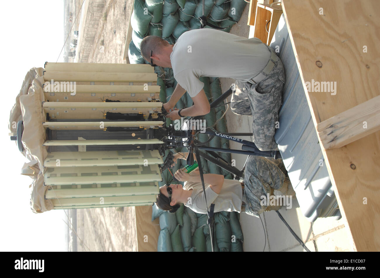 US-Armee Pfc. Alysha Gleason und Sgt Chad Ervin führen Wartungsarbeiten an einer Radarstation auf Forward Operating Base Delta, Irak, Stockfoto