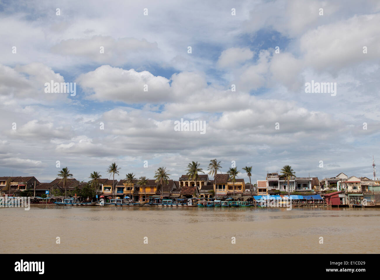 Old Town über den Thu Bon Fluss in Hoi An Vietnam aus gesehen Stockfoto