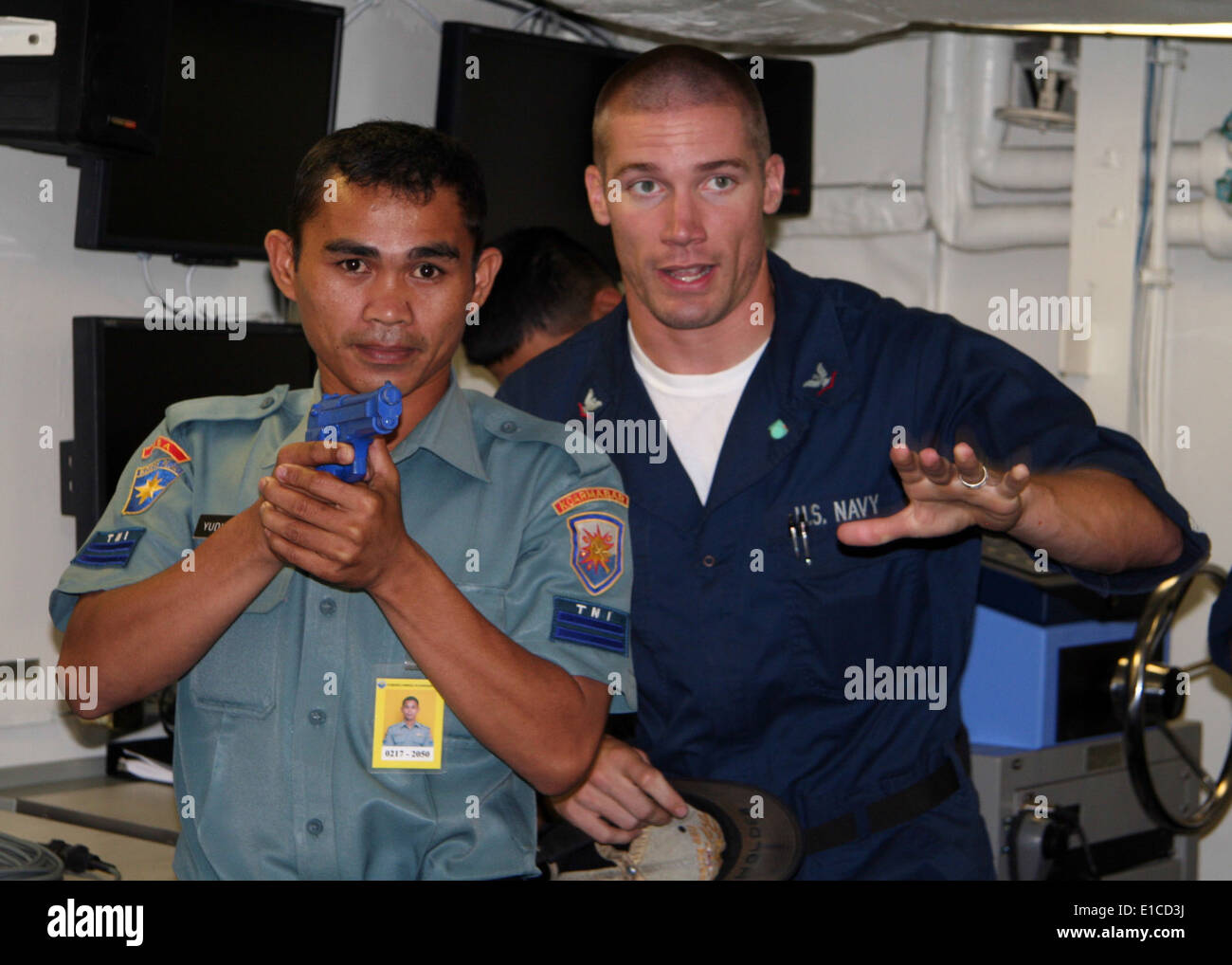 US Navy Schaden Controlman 3. Klasse Derek Holder weist eine indonesische Matrose auf Raum-Clearing Taktiken an Bord USS Russell) Stockfoto