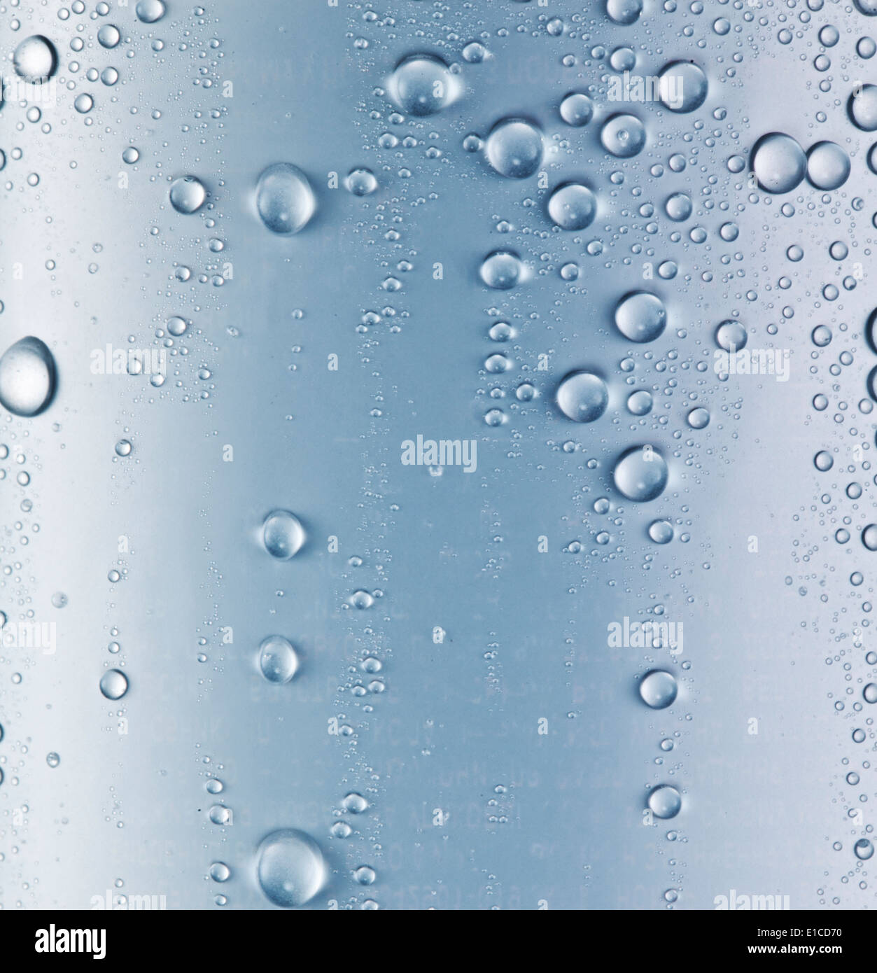 Wassertropfen auf blauem Glas Hintergrund. Stockfoto