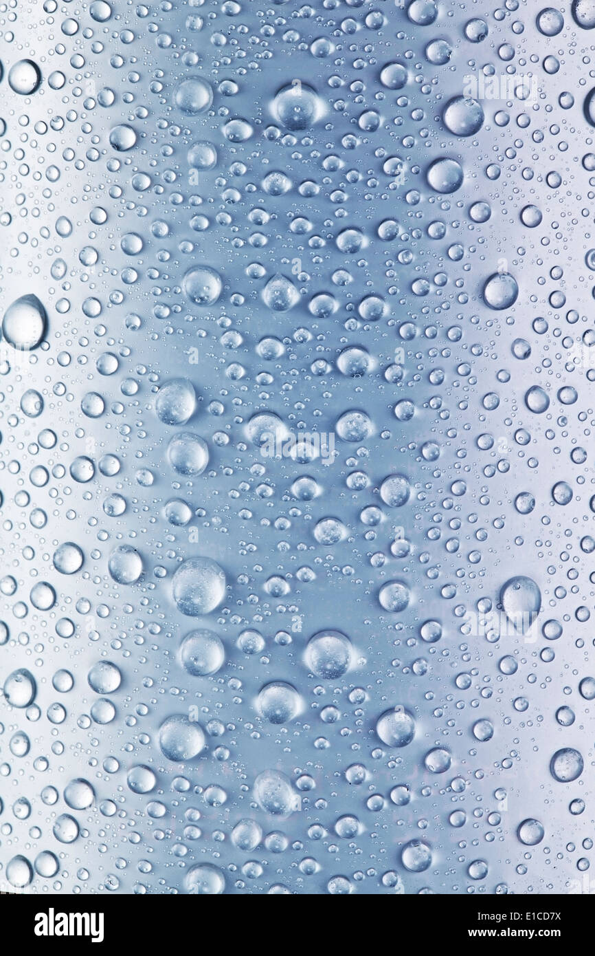 Wassertropfen auf blauem Glas Hintergrund. Stockfoto