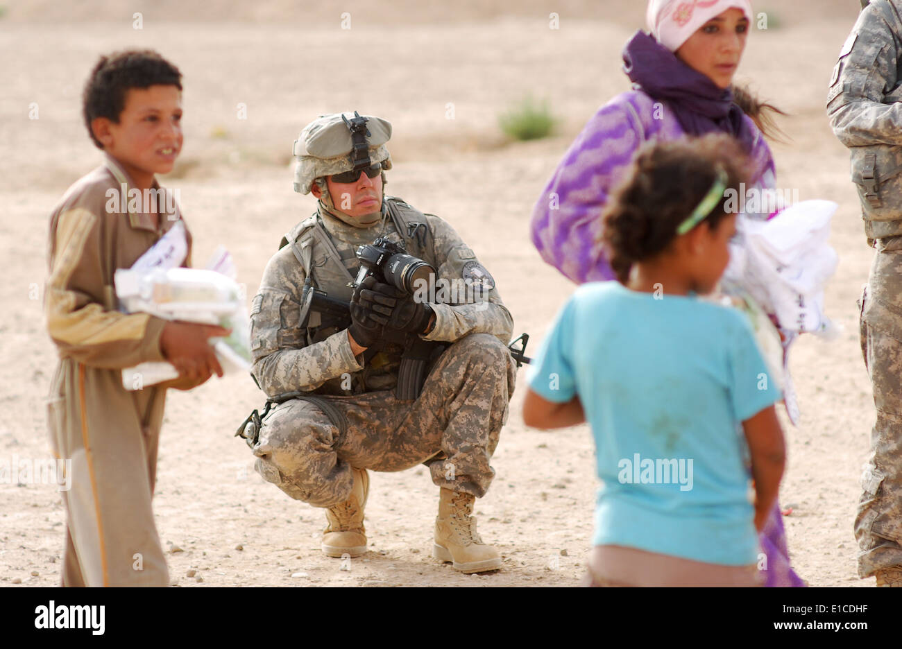 US Air Force Staff Sgt Luke Thelen, angebracht zur gemeinsamen Bekämpfung der Kamera - Irak, Fotos Kinder, wie sie mit uns interagieren Stockfoto