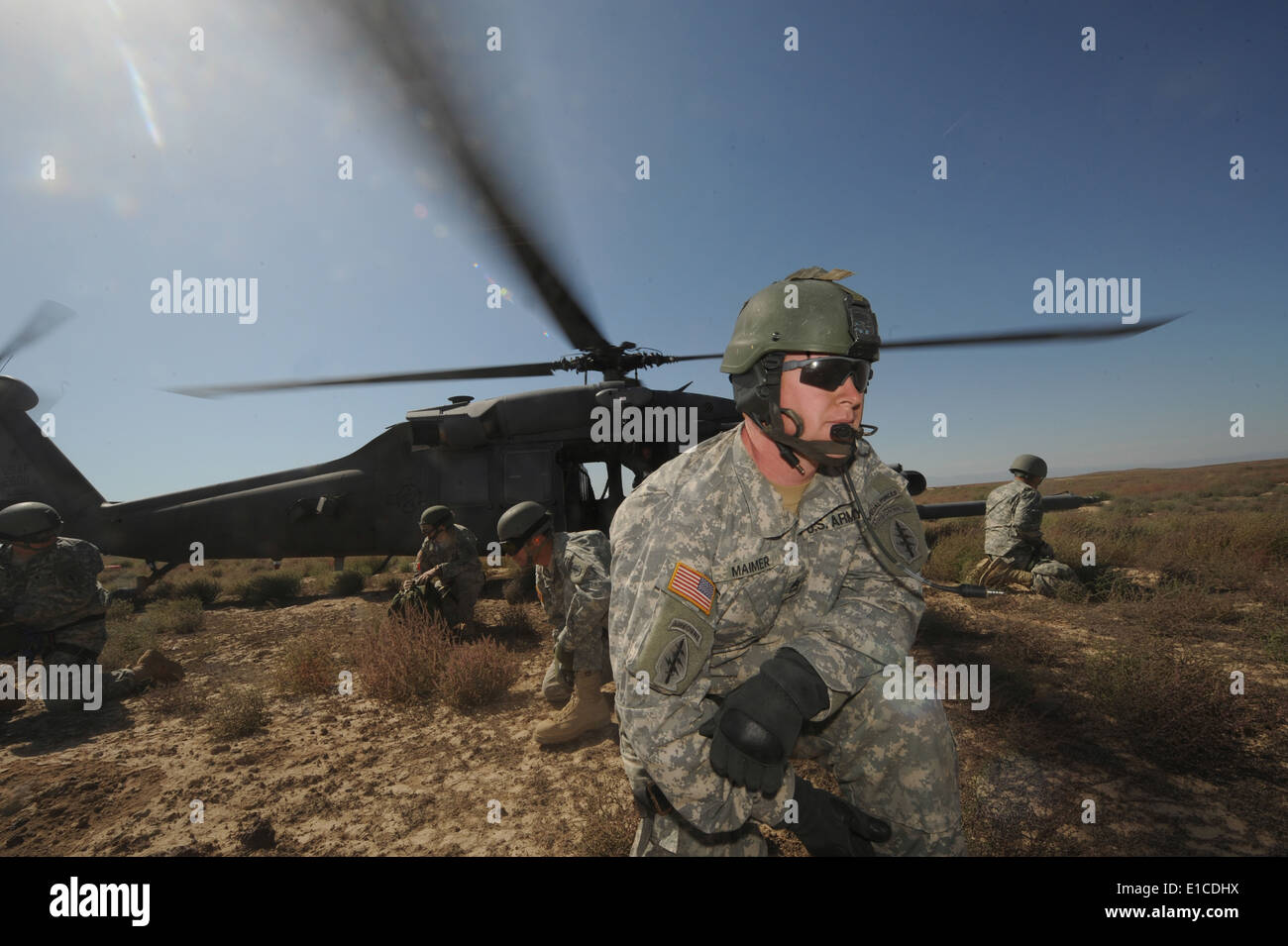 US-Soldaten aus Utah Army National Guard? s 19. Special Forces Group beenden einen US Air Force HH-60 Pave Hawk-Hubschrauber an Stockfoto