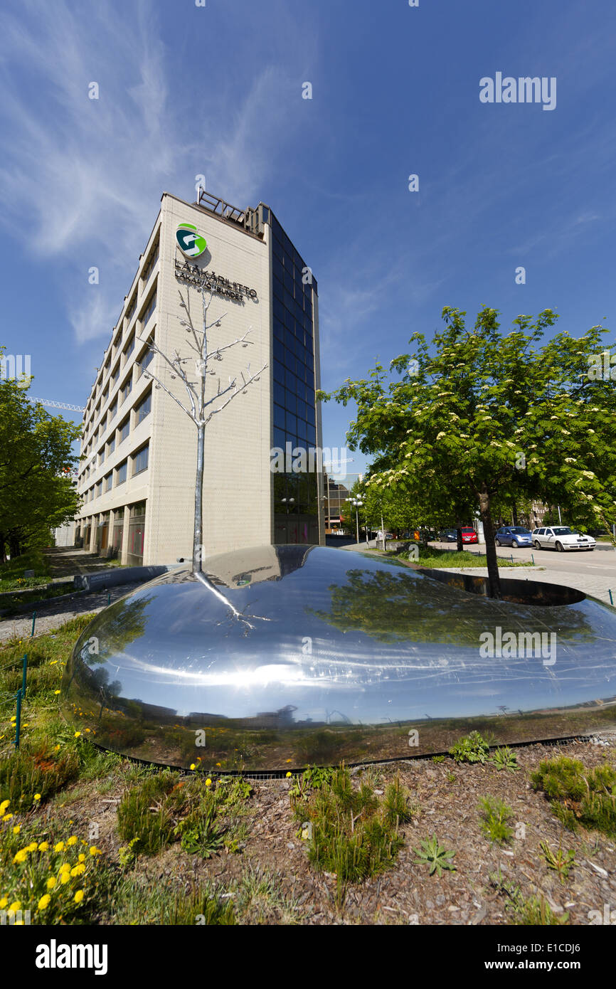 Denkmal von Professor Arvo Ylppö, Pionier der Kinderarzt, vor dem Gebäude der finnische Ärztekammer. Stockfoto