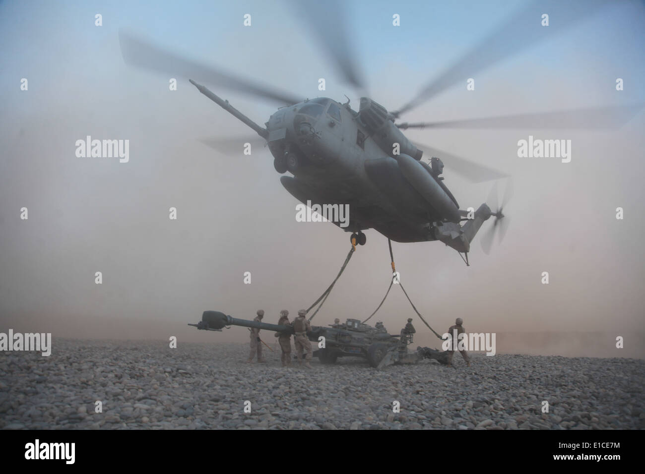 US-Marines mit einem Hubschrauber-Support-Team von Combat Logistik-Bataillon 8 legen eine M777A2 leichte Haubitze auf eine CH-53E Stockfoto