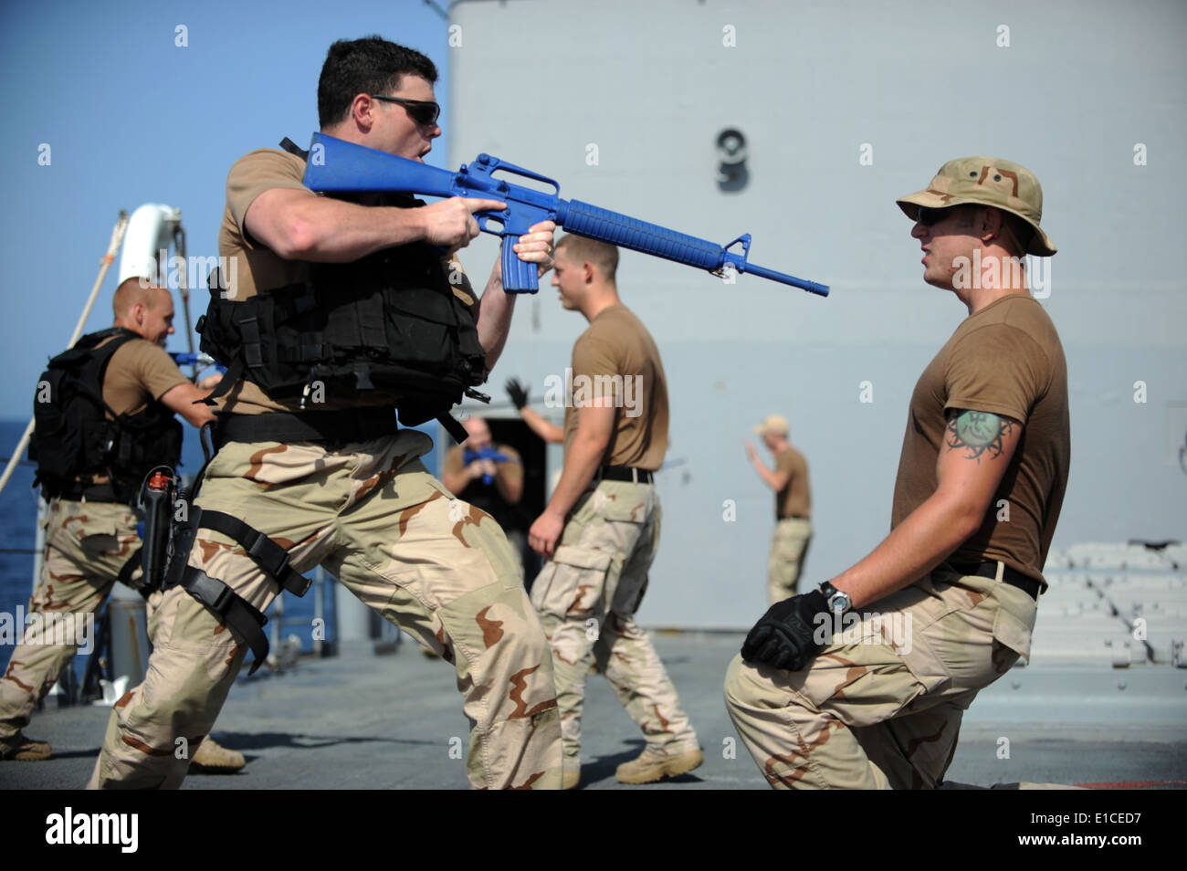 US Navy Lt. j.g Kevin Snodgrass befiehlt seinem Trainingspartner an Deck während der Aufbewahrung von Waffen Übungen an Bord Stockfoto