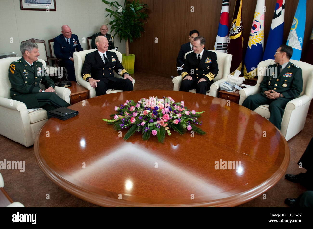 Von links: US Army General Walter? Überspringen? Sharp, Kommandant der US Forces Korea; Marine Admiral Robert F. Willard, Kommandeur der US-P Stockfoto