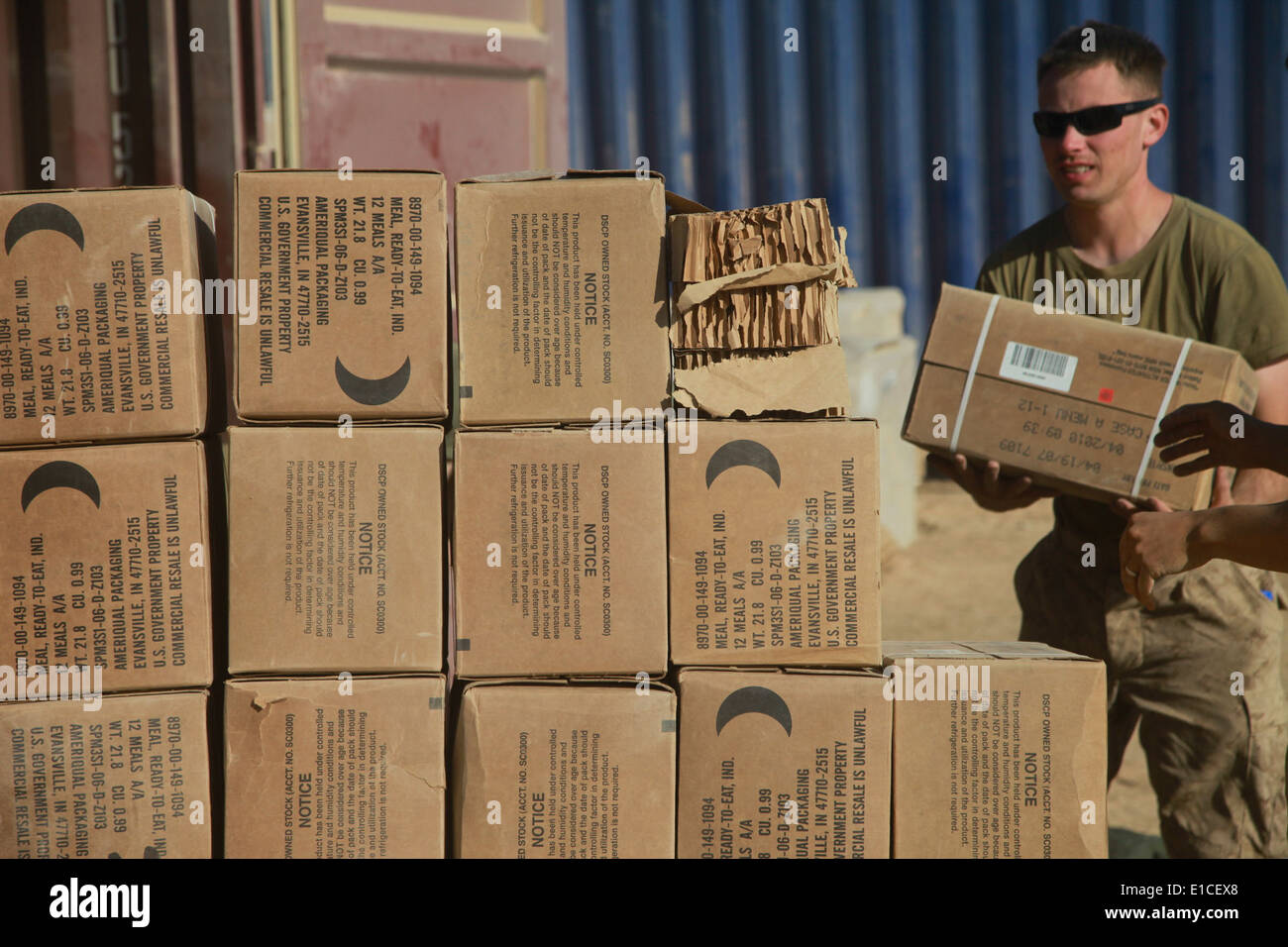 US-Marines mit Hauptsitz und Dienstleistungsunternehmen, 1st Battalion, 5th Marine Regiment (1/5), entladen Sie Boxen von Mahlzeiten bereit zum Anbeißen Stockfoto