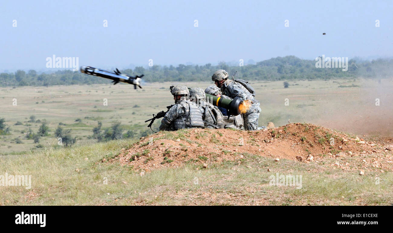 U.S. Army Sgts. Peter Bitter und Michael Resendez, links und anderen Soldaten feuern eine Javelin Anti-Tank Flugkörper während des Trainings Y Stockfoto