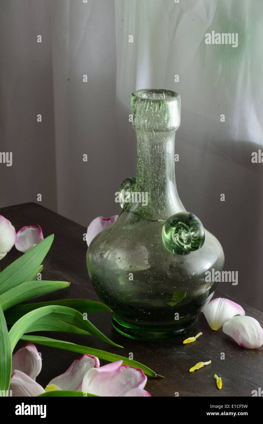 Stillleben mit grünen Flasche und Tulpe Blumen Stockfoto