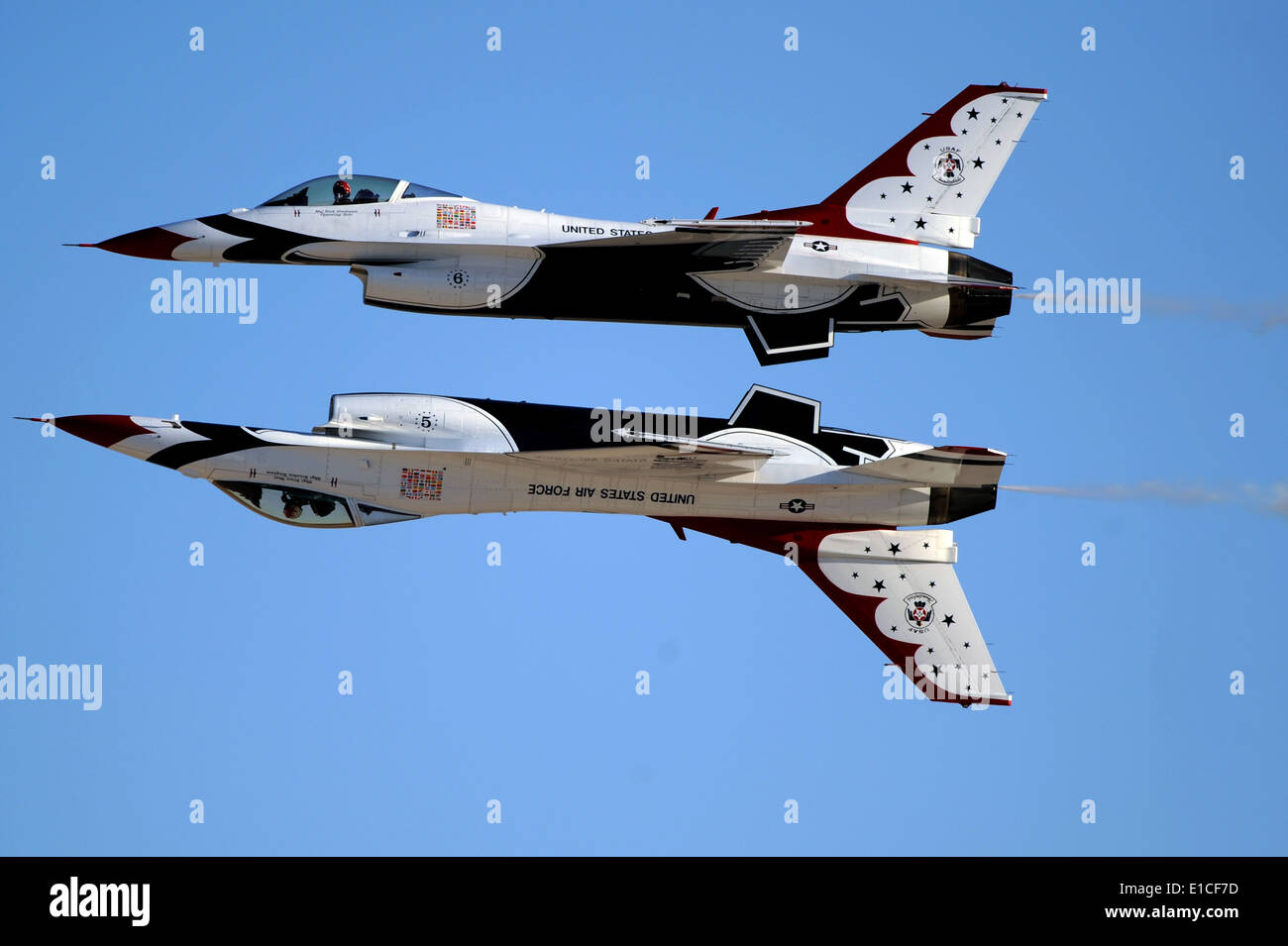 Zwei f-16 Fighting Falcon Flugzeuge aus der US-Air Force Air Demonstration Squadron? Thunderbirds? führen Sie einen Pass du calypso Stockfoto