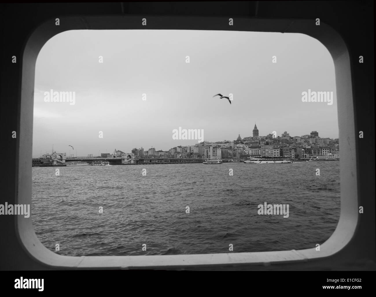 Bosporus durch Fähre Fenster, Istanbul, Türkei Stockfoto