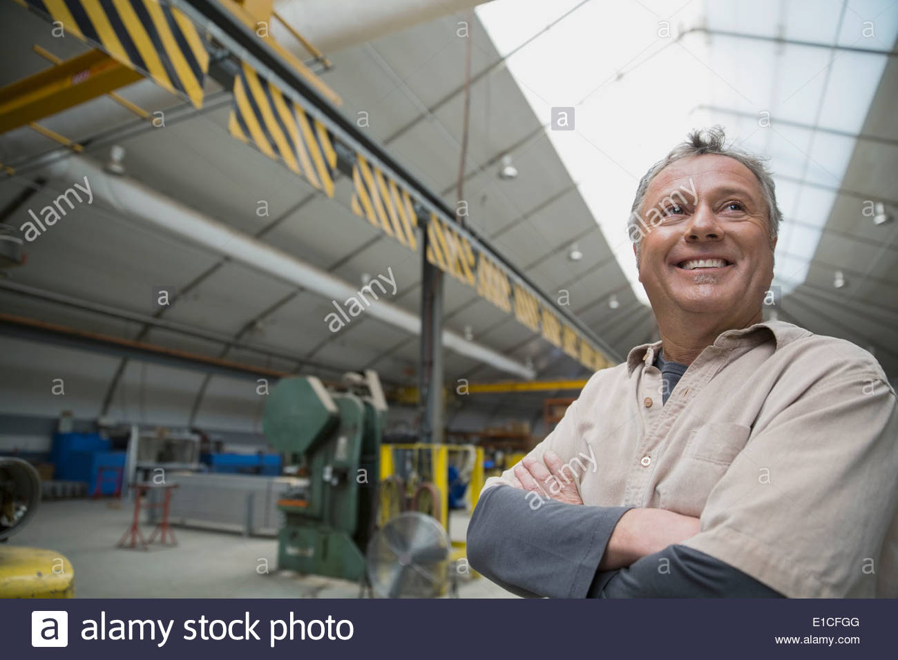Lächelnde Arbeiter im Werk Stockfoto