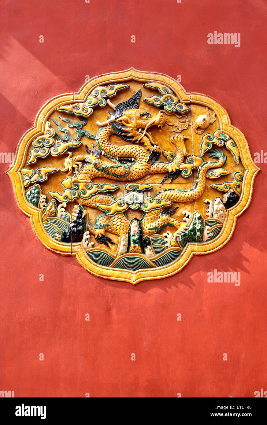 Flachrelief auf Wand von Qian Oiu Ting Pavillon im Yuhua Yuan von der verbotenen Stadt Peking China Stockfoto