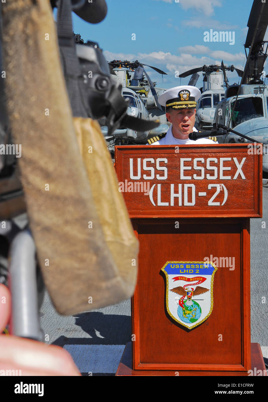 U.S. Navy Captain Donald Schmieley, Commodore, amphibischen Geschwader elf (PHIBRON-11), spricht zu Mitgliedern der australischen Medien Stockfoto