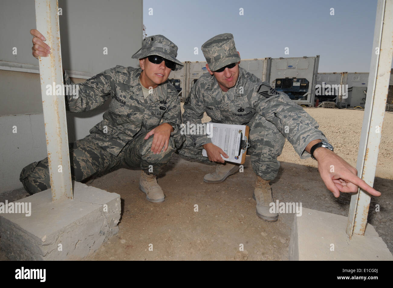 US Air Force Master Sgt. Kevin Jones, rechts, und techn. Sgt. April Coleman Verhalten eine zufällige Anti-Terror-Maßnahme vor Ort inspec Stockfoto