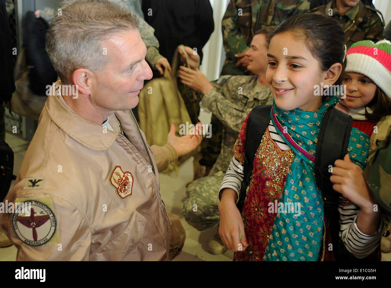 US Air Force Colonel Mark Nichols, der Kommandant der 738th Air Expeditionary Advisory Group, beobachtet, wie eine afghanische Studenten her Stockfoto