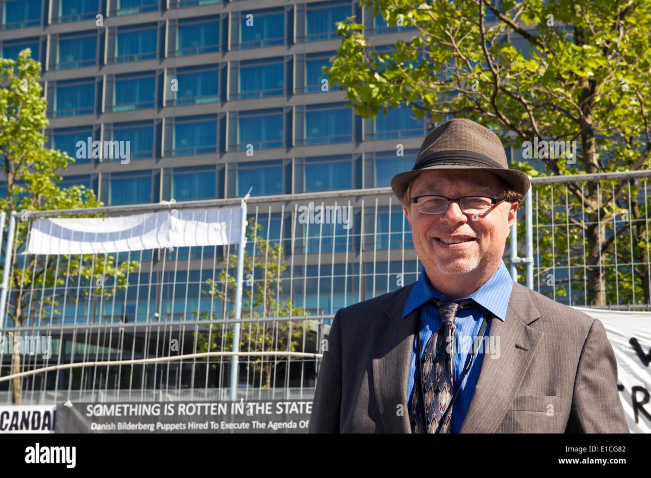 Kopenhagen, Dänemark. 30. Mai 2014. Andersson, Redakteur bei der amerikanischen freie Presse (AFP), vor dem Copenhagen Marriott Hotel zu markieren, die Gastgeber der 62. Bilderberg-Treffen vom 29. Mai bis 1. Juni. Credit: OJPHOTOS/Alamy Live News Stockfoto