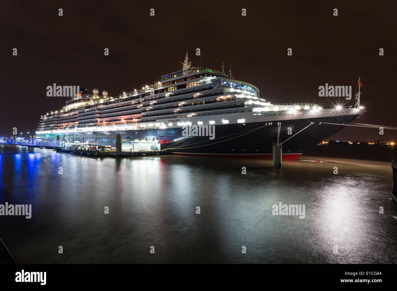 Liverpool, Vereinigtes Königreich. 30. Mai 2014. Die Cunard-Kreuzfahrtschiff, Queen Victoria, kam in Liverpool am Freitag, 30. Mai 2014, ein selten über Nacht Besuch der Stadt anlässlich die Jungfernfahrt, genau 100 Jahre zuvor am 30. Mai 1914, der RMS Aquitania. Der Aquitania war einer der bekanntesten und beliebtesten Schiffe der Cunard-Geschichte. Königin Victorias Aufenthalt macht es den ersten Übernachtung Aufruf in Cunard "Heimat" von Cunard Passagierschiff seit Franken im Januar 1968. Bildnachweis: Christopher Middleton/Alamy Live-Nachrichten Stockfoto