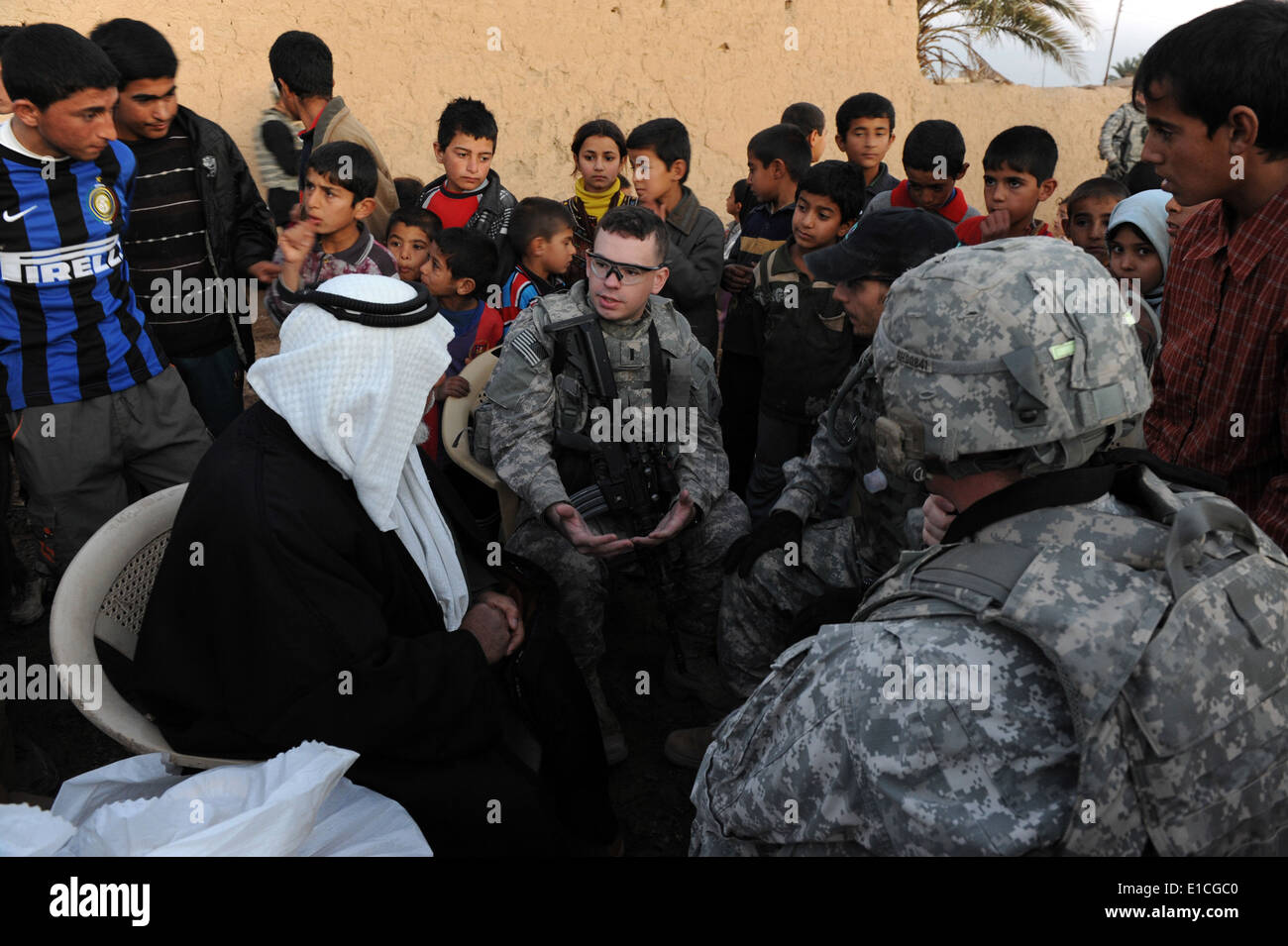 US Army 1st Lt. Robert Cline spricht mit dem Dorf Sonja Morbat Algabha, Irak, 6. Januar 2010. Cline ist der Zug leade Stockfoto