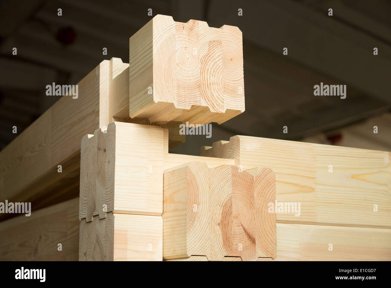 Fragment einer Konstruktion aus verleimten Kiefer Holz gebaut Stockfoto