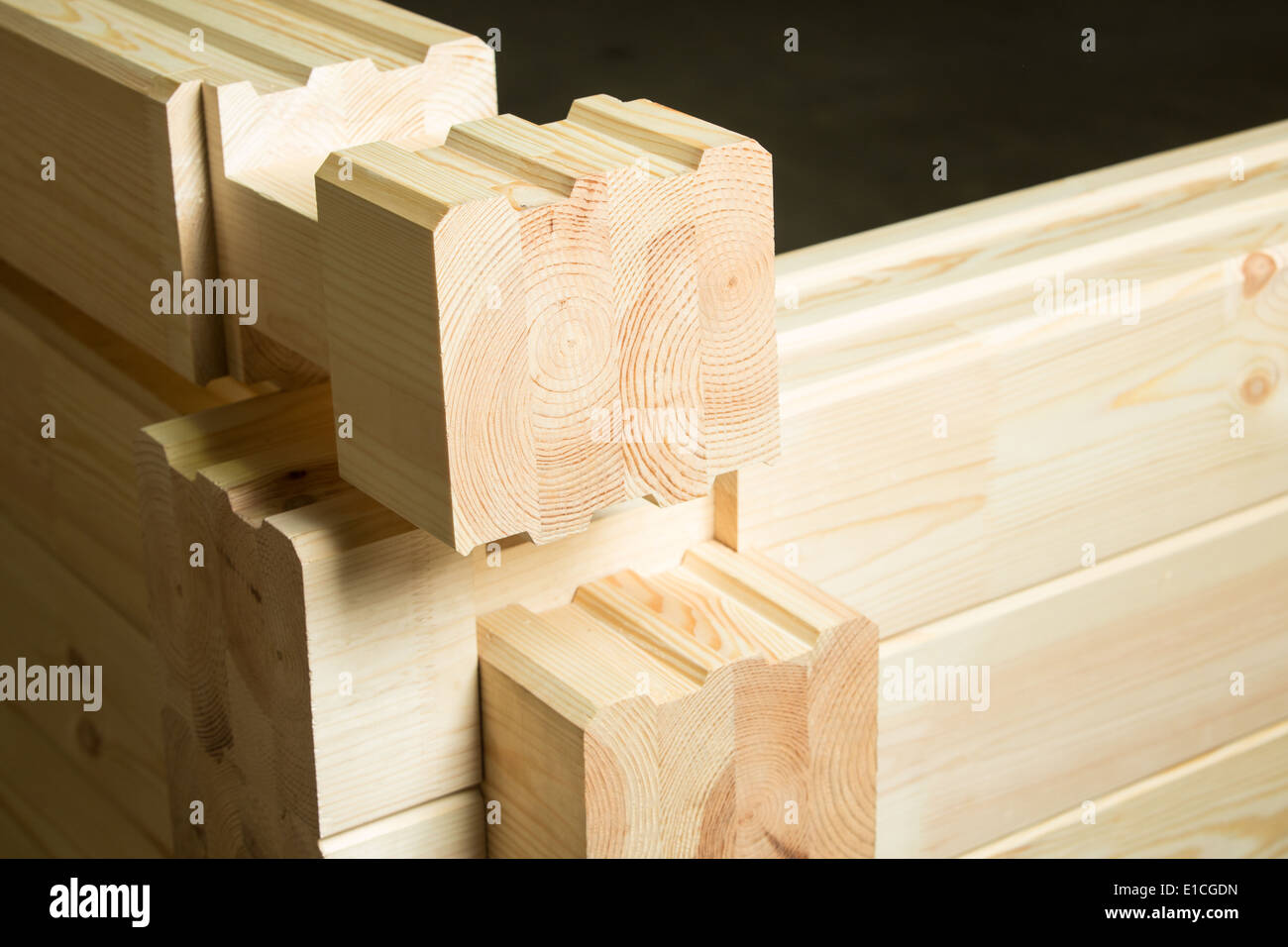 Fragment einer Konstruktion aus verleimten Kiefer Holz gebaut Stockfoto