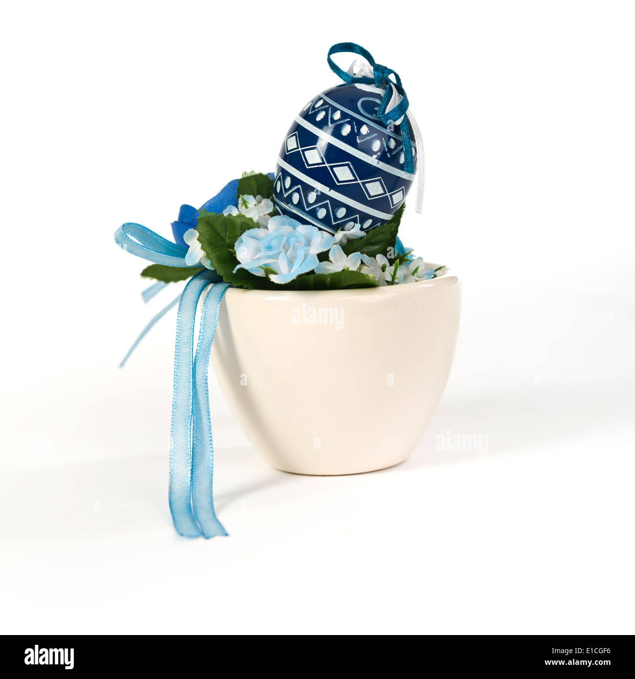 Ostern traditionell blau weiß bemalte Ostereier malen Ei Ostern Deko Osterei in der Tasse Stockfoto