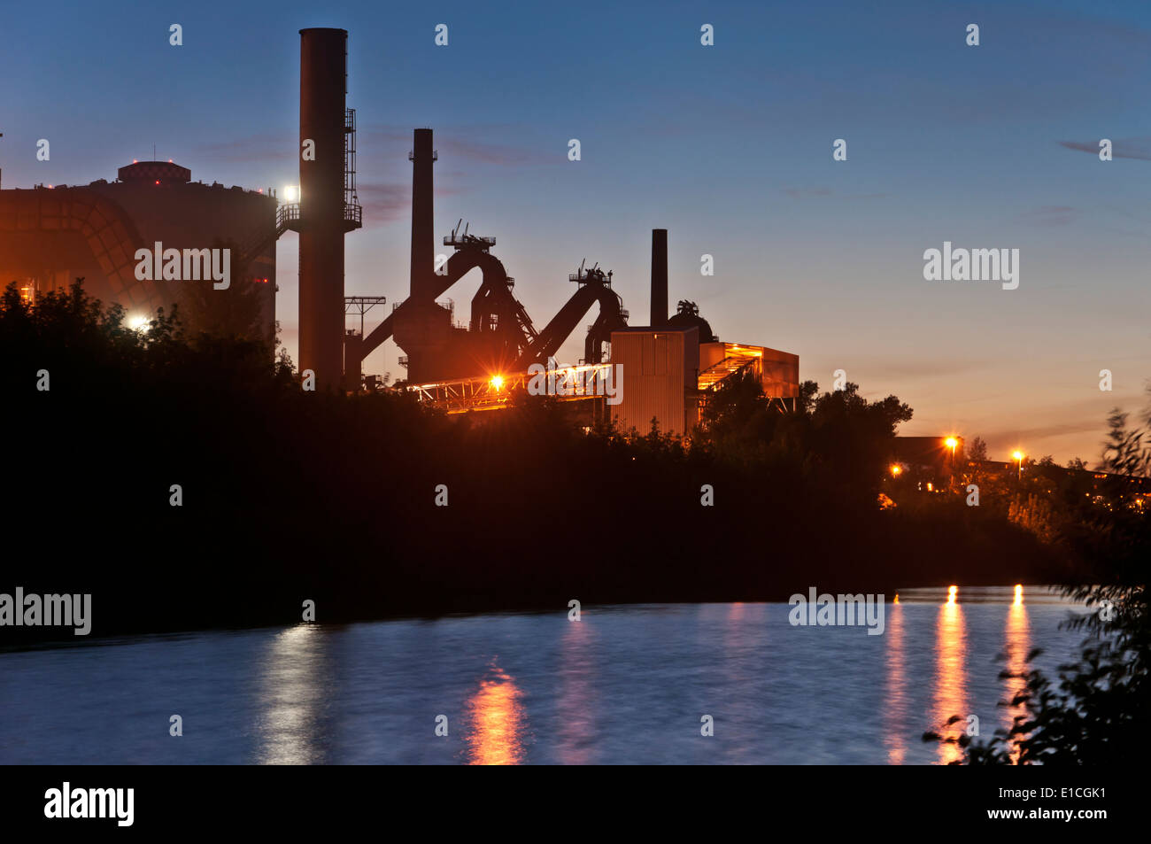 Der Stahlindustrie Wasserreflexion nachts beleuchteten Industrieanlage Stockfoto