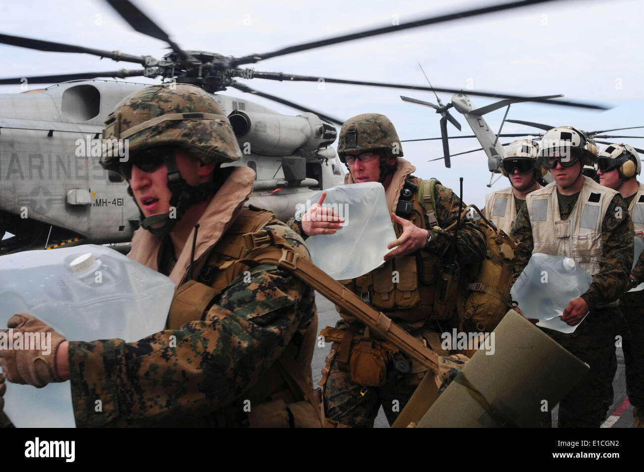 US-Marines zugewiesen, das 22. Marine Expeditionary Unit Load abgefüllt Wasser auf eine CH-53E Super Stallion-Hubschrauber an Bord t Stockfoto