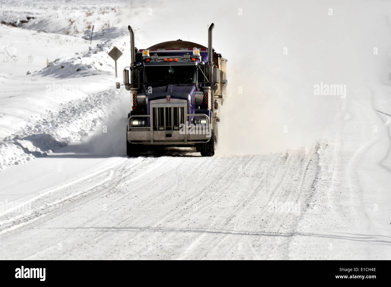 Ein Sattelzug einer Schnee bedeckten Straße unterwegs Stockfoto