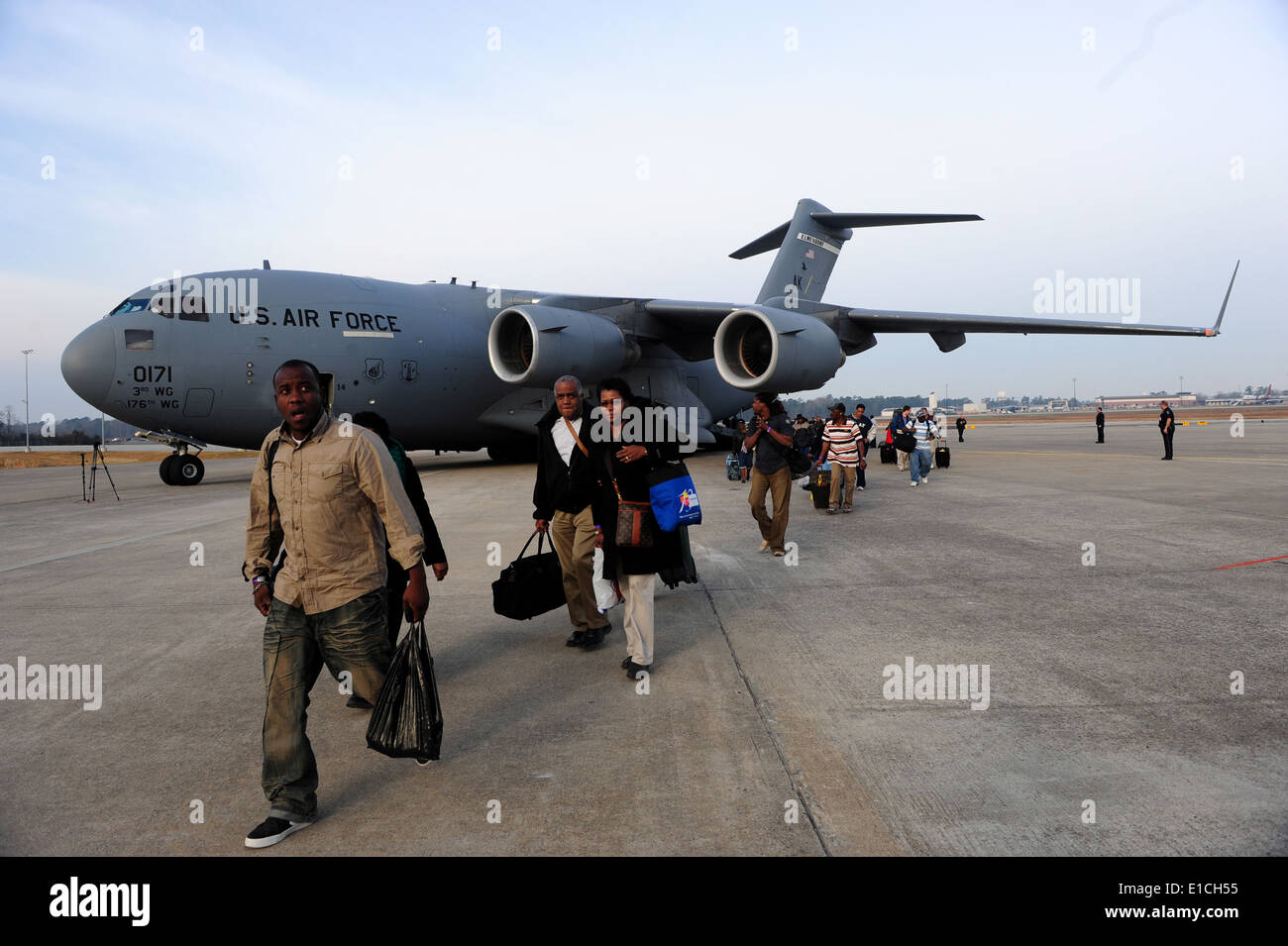 US-Bürger evakuiert aus Haiti aussteigen eine US Luftwaffe c-17 Globemaster III Flugzeuge im Charleston International Air Stockfoto