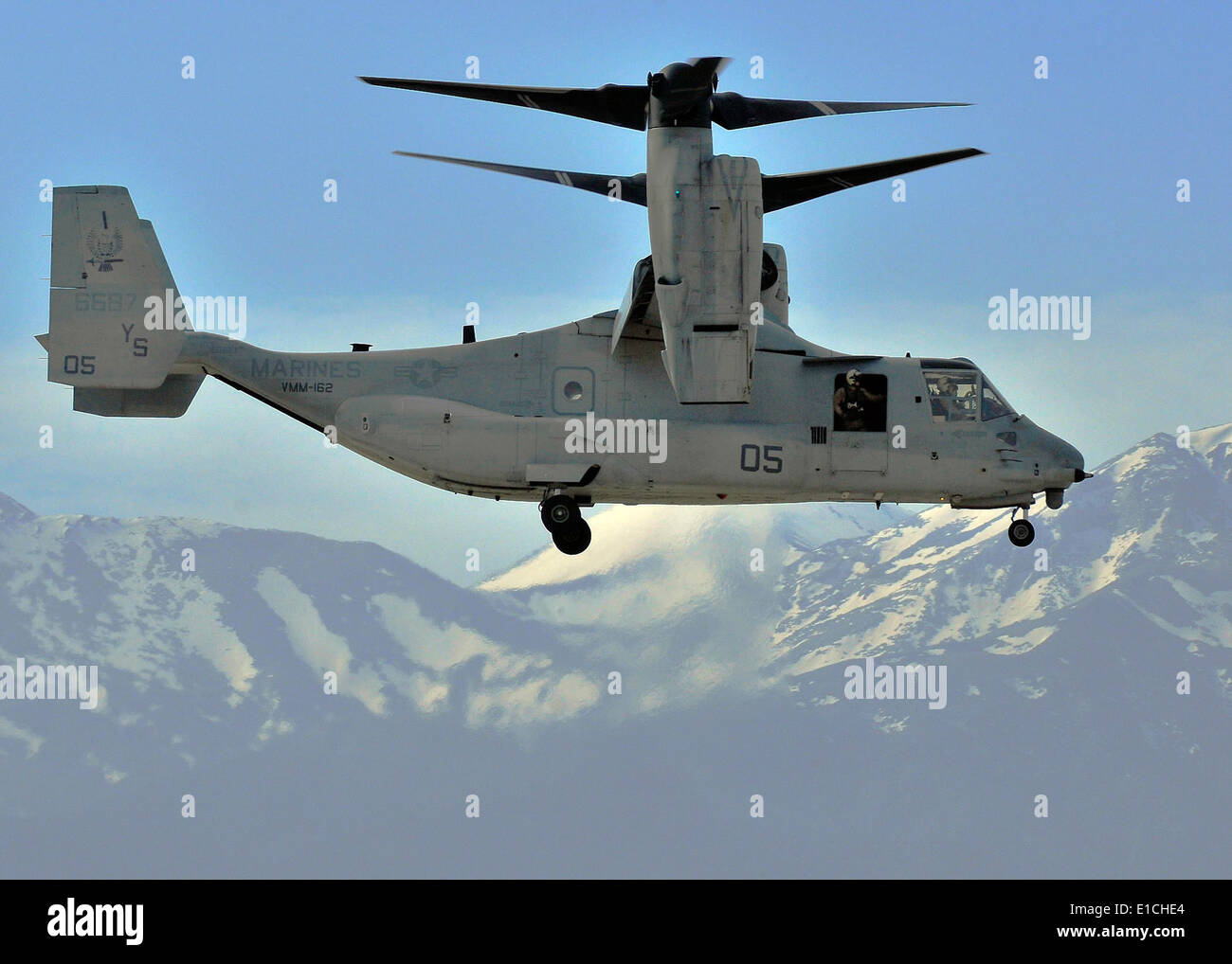 Ein v-22 Osprey Flugzeug von Marine Medium Tiltrotor Squadron 162, 24. Marine Expeditionary Unit macht seine Endanflug für l Stockfoto