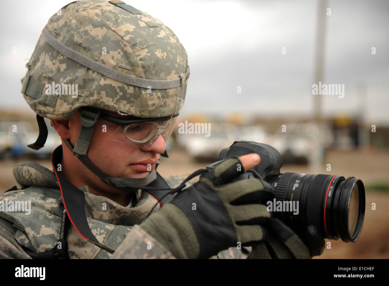 US Army Spc Joel LeMaistre, zugewiesen, gemeinsame Bekämpfung der Kamera-Iraq, Dokumente Truppen aus roten Zug, kombiniert Security Force Stockfoto