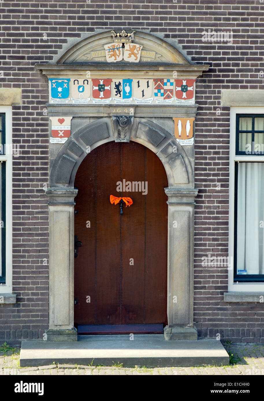 Haustür mit vielen verschiedenen Wappen Stockfoto